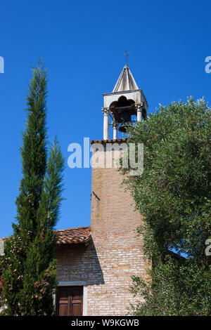 Torcello, Lagune von Venedig, Venetien, Italien: Der kleine Campanile der Palazzo del Consiglio, jetzt Museum der Insel, auf der Piazza Stockfoto