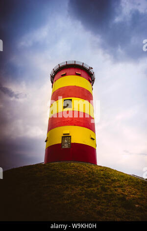 Pilsumer Leuchtturm Der Pilsumer Leuchtturm wurde 1891 erbaut, um ein Leuchtfeuer für die Ems‌hörn Kanal an der deutschen Nordseeküste zu bieten. Stockfoto