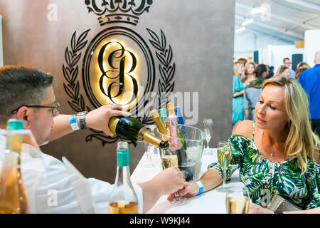 Johannesburg, Südafrika - 13. Oktober 2016: Der Barkeeper gießt ein Glas Sekt an Food Festival Stockfoto