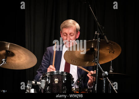 Steve Braun am Schlagzeug mit seinem Scott Hamilton Quartet, Brecon Jazz Festival 2019 Stockfoto