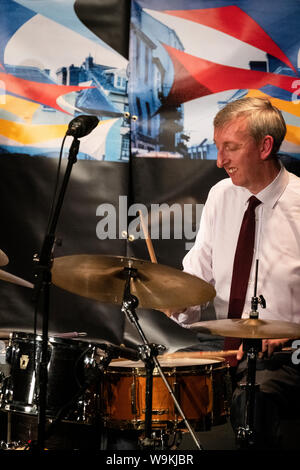 Steve Braun am Schlagzeug mit seinem Scott Hamilton Quartet, Brecon Jazz Festival 2019 Stockfoto