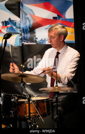 Steve Braun am Schlagzeug mit seinem Scott Hamilton Quartet, Brecon Jazz Festival 2019 Stockfoto