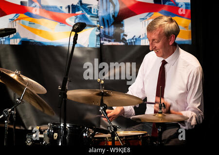 Steve Braun am Schlagzeug mit seinem Scott Hamilton Quartet, Brecon Jazz Festival 2019 Stockfoto