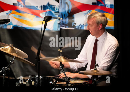 Steve Braun am Schlagzeug mit seinem Scott Hamilton Quartet, Brecon Jazz Festival 2019 Stockfoto