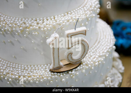 Party Kuchen, 15 Jahre alten Geburtstagskuchen, fünfzehn Jahre alt. Festival, schön. Stockfoto