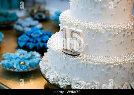 Party Kuchen, 15 Jahre alten Geburtstagskuchen, fünfzehn Jahre alt. Festival, schön. Stockfoto