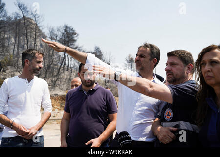 Athen, Griechenland. 14. Aug 2019. Der griechische Premierminister Kyriakos Mitsotakis prüft Makrymalli Dorf, auf der Insel Euböa, Griechenland, am 12.08.14., 2019. Inmitten der andauernden Bemühungen um eine destruktive wildfire zu löschen, der griechische Premierminister Kyriakos Mitsotakis am Mittwoch forderte eine stärkere Zusammenarbeit der Europäischen Union (EU) Mitglieder Zukunft Naturkatastrophen zu bewältigen. Er machte den Anruf während eines Besuchs in Brand geratenen Evia Insel. Quelle: Xinhua/Alamy leben Nachrichten Stockfoto