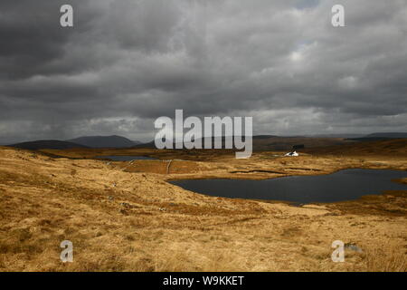 Moody Irish Landschaftsbild mit See und sehr dunklen und ominösen Wolken über den Bergen von Connemara, Irland Stockfoto