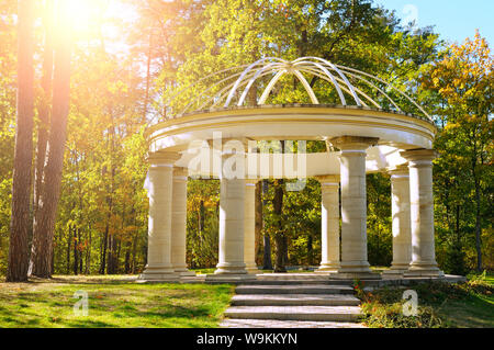 schönen Pavillon im Herbst park Stockfoto