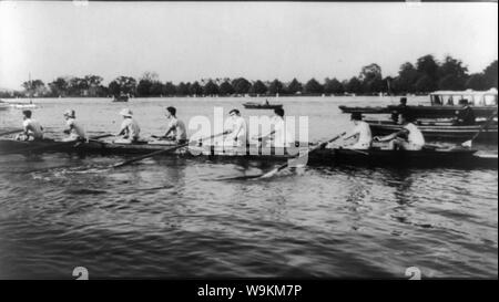 Acht - oared shell Boot und Besatzung -- Rennen zwischen der Harvard University und Cambridge (England) University, Cambridge, Mass. Stockfoto