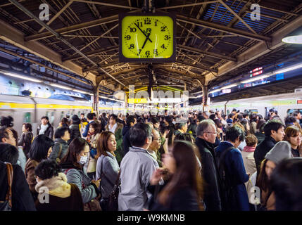 Überfüllten Zug Plattform Bahnhof Shinjuku Tokyo Stockfoto