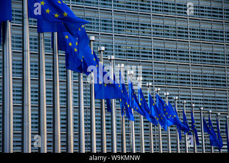 EU-Flaggen vor dem Berlaymont-Gebäude, dem Sitz der Europäischen Kommission in Brüssel, Belgien. Stockfoto