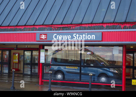 Ein Zeichen außerhalb Crewe Bahnhof, Crewe, Cheshire, England, Großbritannien