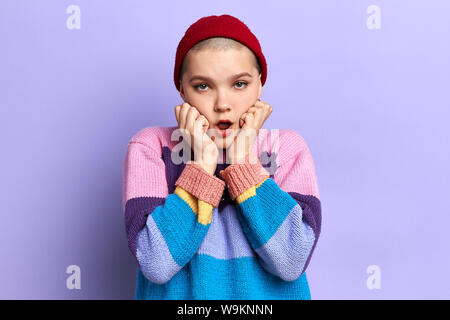 Überrascht schön cool junge Frau hält Wangen von Hand, mit Neuigkeiten überrascht. bis Foto schliessen. Gesichtsausdruck. Stockfoto