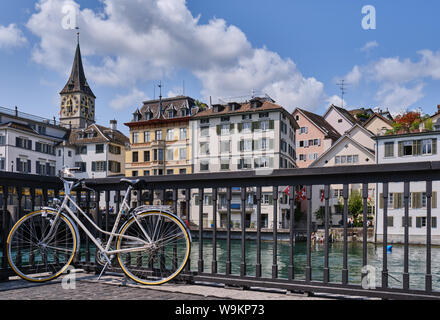 Fahrrad Geparkt auf Straße durch den Fluss gegen den blauen Himmel in der Stadt während der sonnigen Tag Stockfoto