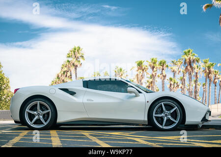 BARCELONA, SPANIEN - 14 AUGUST, 2019: Weißer Ferrari 488 Spider auf den Straßen der Stadt Stockfoto