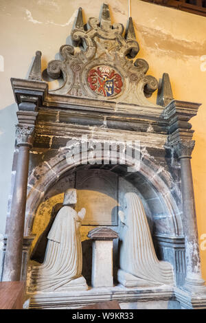 Die Yale Memorial, Statue, St Oswald's Kirche, Sankt Oswald, Kathedrale, Gebäude, Oswestry, a, Markt, Stadt, in, Shropshire, Grenze, von, Wales, England, GB, VEREINIGTES KÖNIGREICH, Stockfoto