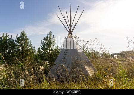 Tipi - Native American Zelt - im Herbst Landschaft Stockfoto