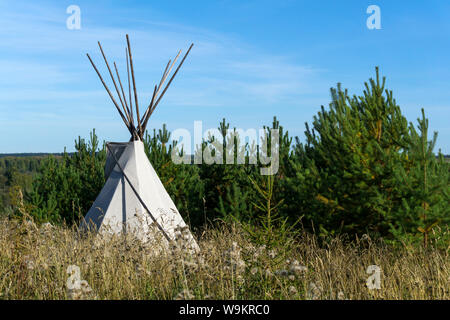 Tipi - Native American Zelt - im Herbst Landschaft Stockfoto