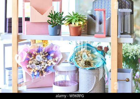 Schöne Blumen liegen in den Regalen der Blumenladen. Design, Wirtschaft, Präsentation der wundervolle Blumensträuße Stockfoto