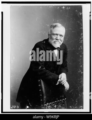 Andrew Carnegie, drei viertel länge Portrait, stützte sich auf einen Stuhl, Vorderseite Stockfoto