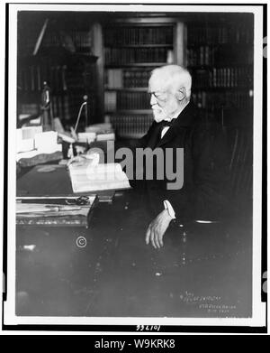 Andrew Carnegie, drei viertel länge Portrait, am Schreibtisch sitzen, lesen, nach links] / Marceau, New York Stockfoto