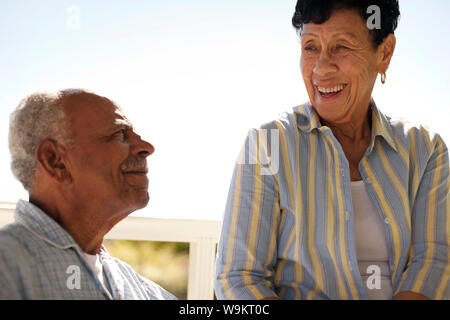 Senior Paar sitzen auf ihrer Veranda im Schlafanzug. Stockfoto