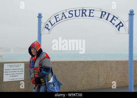 Dorchester, Dorset. 14. August 2019. UK Wetter. Eine Frau bringt Ihr winter Strick für einen Tag im August in 'Peak Saison 'UK Credit: stuart Hartmut Ost/Alamy leben Nachrichten Stockfoto