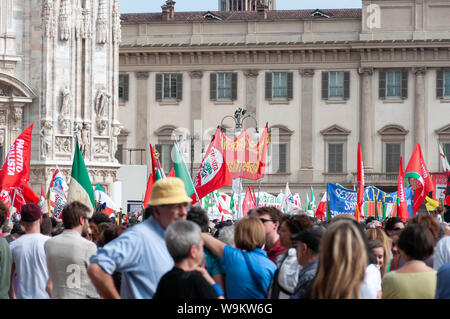 Mailand, Italien - 25 April 2013: Demonstration mit Fahnen an der Piazza Duomo in Mailand Stockfoto
