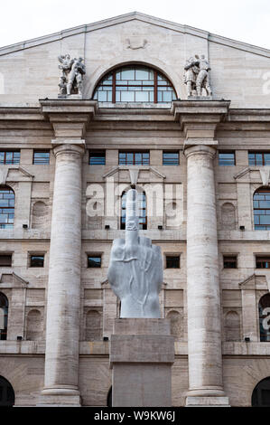 Mailand, Italien - 25 April 2013: Skulptur von Maurizio Cattelan namens Liebe vor der Mailänder Börse in Piazza Affari Square Stockfoto