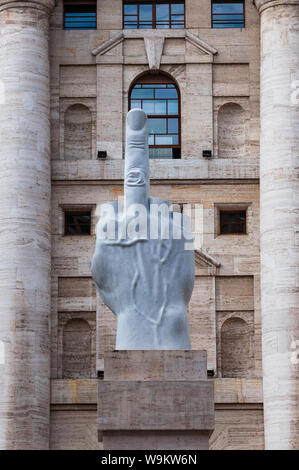 Mailand, Italien - 25 April 2013: Skulptur von Maurizio Cattelan namens Liebe vor der Mailänder Börse in Piazza Affari Square Stockfoto