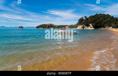 Orange Sand und blauem Wasser bei Kaiteriteri Beach auf der Südinsel von Neuseeland Stockfoto