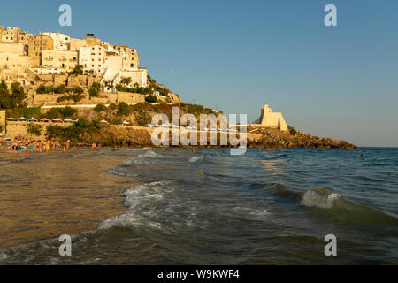 Blick auf alte touristische Stadt Terracina, Latium, Italien im sonnigen Tag Stockfoto