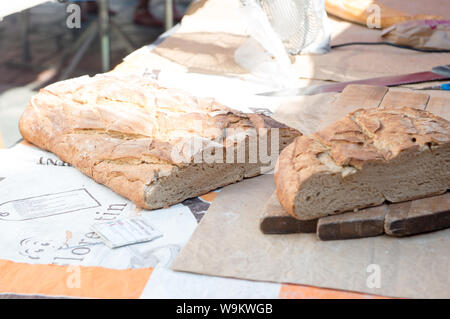 Ajaccio, Korsika, 2019-08 - Frankreich.. Anzeige von frischem Artisan Brot an einem der täglichen Bauernmärkte in Korsika. Stockfoto