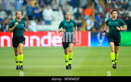 Schiedsrichter Stephanie Frappart (Mitte) mit den Schiedsrichterassistenten Manuela Nicolosi (links) und Michelle O'Neill warm up vor der UEFA Super Cup Finale bei Besiktas, Istanbul. Stockfoto