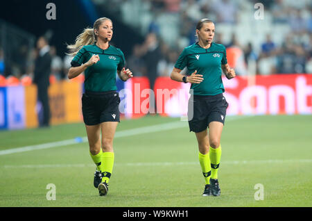 Schiedsrichter Stephanie Frappart (rechts) mit den Schiedsrichterassistenten Manuela Nicolosi vor der UEFA Super Cup Finale bei Besiktas, Istanbul. Stockfoto