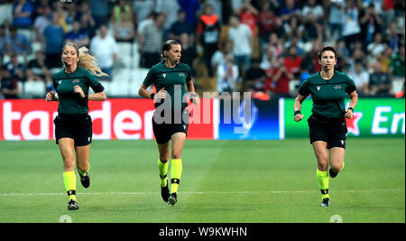 Gleichreferent Stephanie Frappart (Mitte) wärmt Neben assistant Manuela Nicolosi (links) und Michelle O'Neill (rechts) bei der UEFA Super Cup Finale bei Besiktas, Istanbul. Stockfoto