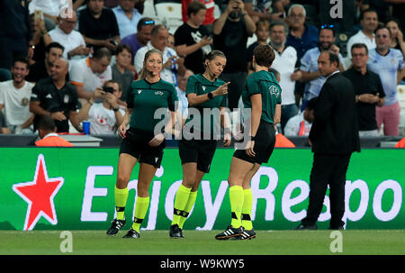 Gleichreferent Stephanie Frappart (Mitte) wärmt neben Assistenten Manuela Nicolosi (links) und Michelle O'Neill (rechts) bei der UEFA Super Cup Finale bei Besiktas, Istanbul. Stockfoto