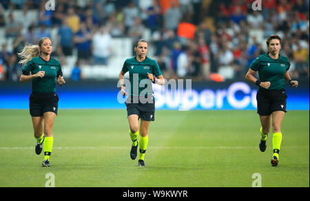 Schiedsrichter Stephanie Frappart (Mitte) mit Schiedsrichterassistenten Manuela Nicolosi (links) und Michelle O'Neill warm up vor der UEFA Super Cup Finale bei Besiktas, Istanbul. Stockfoto