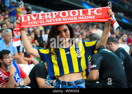 Ein Liverpool fan Zeigt Ihre Unterstützung im steht vor der UEFA Super Cup Finale bei Besiktas, Istanbul. Stockfoto