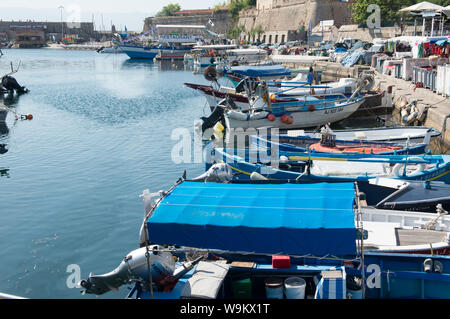 Ajaccio, Korsika, 2019-08-04, Private Fischerboote im Hafen von Ajaccio Frankreich günstig. Stockfoto