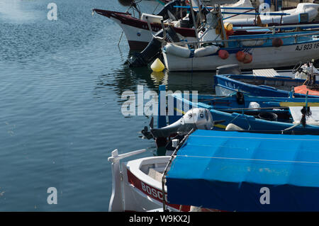 Ajaccio, Korsika, 2019-08-04, Private Fischerboote im Hafen von Ajaccio Frankreich günstig. Stockfoto