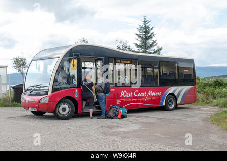 Passagiere warten auf den Bus am Portavadie Bus Terminal, Argyll & Bute. Stockfoto