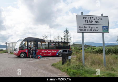 Passagiere warten auf den Bus am Portavadie Bus Terminal, Argyll & Bute. Stockfoto