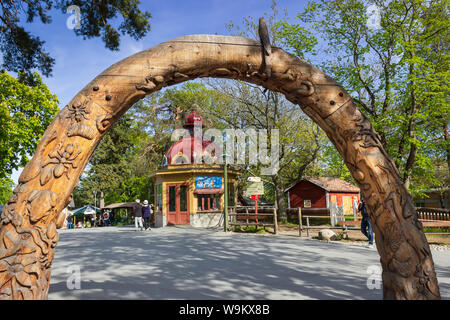 Holzskulptur mit Thema Tierwelt. Eingangstor zum Zoo von Lill Skansen. Ein Kinderzoo, in dem sie spielen und die Umgebung des Parks erkunden können. Stockholm. Stockfoto