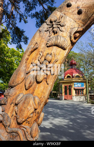 Lill Skansen ist die Kinder erziehen der Welt, wo Sie Tiere aus nächster Nähe beobachten kann und spielen kann. Insekt Skulptur Eingang details. Stockfoto