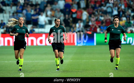 Gleichreferent Stephanie Frappart (Mitte) wärmt neben Assistenten Manuela Nicolosi (links) und Michelle O'Neill (rechts) bei der UEFA Super Cup Finale bei Besiktas, Istanbul. Stockfoto