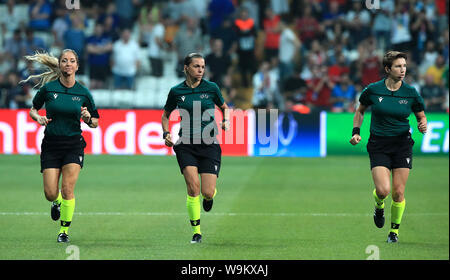 Gleichreferent Stephanie Frappart (Mitte) wärmt neben Assistenten Manuela Nicolosi (links) und Michelle O'Neill (rechts) bei der UEFA Super Cup Finale bei Besiktas, Istanbul. Stockfoto