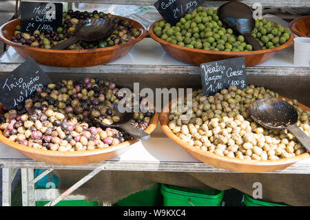 Ajaccio, Korsika, 2019-08 - Frankreich.. Bunte Anzeige der Oliven in einer der täglichen Bauernmärkte in Korsika. Stockfoto