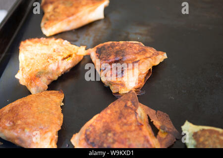Ajaccio, Korsika, 2019-08 - Frankreich.. Anzeige der lokalen an einem der täglich gegrilltes empanadas Bauernmärkte in Korsika. Stockfoto